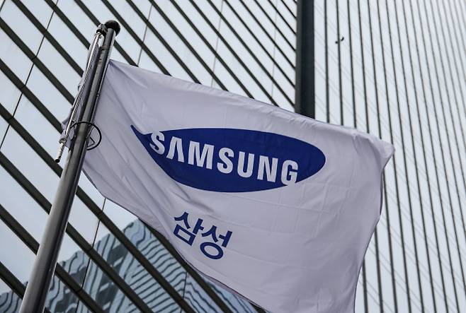 삼성전자가 다음주 목요일인 6일을 전후해 3분기 잠정 실적을 내놓을 전망이다. 불과 지난 5월까지 17조원을 넘었던 시장 전망치가 최근 12조원까지 하락하면서 긴장감이 고조되고 있다. 사진은 서울 서초구 삼성전자 서초사옥의 모습. [사진 출처 = 연합뉴스]