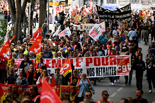 29일(현지시간) 프랑스 남부 도시 마르세유에서 시민들이 연금 개혁안 반대와 임금 인상을 요구하며 대대적인 시위를 벌이고 있다. AFP·연합뉴스