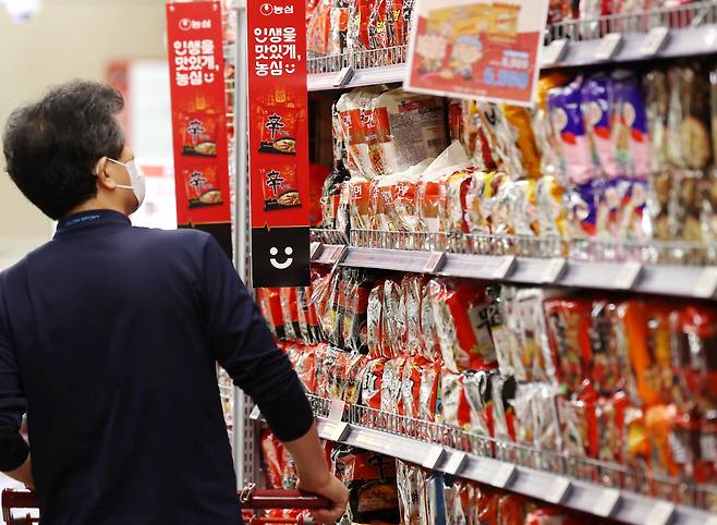 농심이 26개 라면 브랜드 가격을 인상한 지난달 15일 서울 시내 한 대형마트의 라면 매대 모습. [연합]