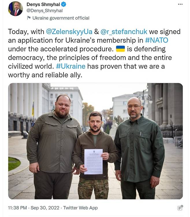 [서울=뉴시스]볼로디미르 젤렌스키 우크라이나 대통령은 30일(현지시간) 북대서양조약기구(NATO·나토) 가입 신청서에 서명했다고 발표했다. 데니스 슈미할 우크라이나 총리도 트위터를 통해 관련 사실을 확인했다. 신청서에는 젤렌스키 대통령, 슈미할 총리, 루슬란 스테판추크 우크라이나 국회의장 등 3명이 서명했다. 이들 3명이 서명한 후 젤렌스키 대통령이 신청서를 들고 있는 모습이 담긴 사진을 슈미할 총리가 트위터에 올렸다. 사진은 슈미할 총리의 트위터 갈무리. 2022.10.01. *DB 및 재판매 금지.