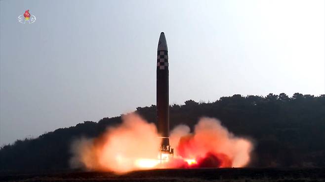 [서울=뉴시스] 북한이 지난 3월24일 김정은 북한 조선노동당 총비서 겸 국무위원장의 지시로 신형 대륙간탄도미사일(ICBM) 화성 17형을 시험 발사하고 있다. 합참에 따르면 북한은 1일 평양 순안 일대에서 동해상으로 단거리 탄도 미사일 2발을 발사했다. 2022.10.01. *재판매 및 DB 금지