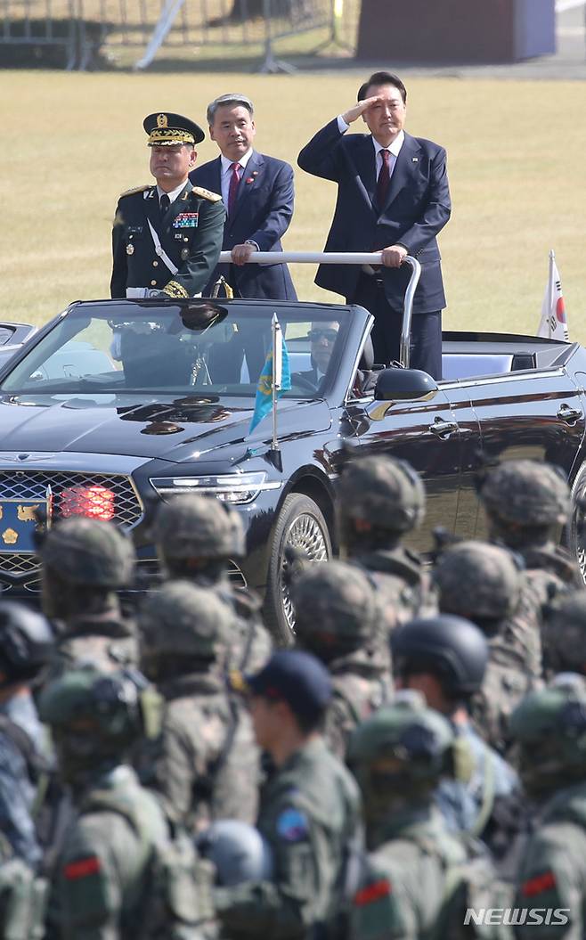 [계룡=뉴시스] 홍효식 기자 = 윤석열 대통령이 1일 충남 계룡대에서 열린 건군 제74주년 국군의 날 기념식에서 사열하고 있다. 2022.10.01. yesphoto@newsis.com