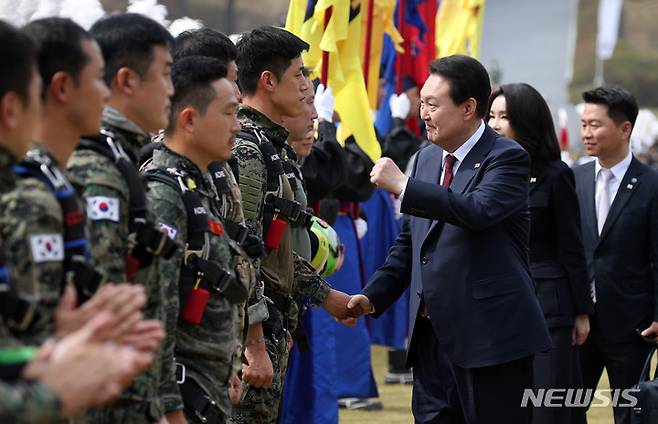 [계룡=뉴시스] 홍효식 기자 = 윤석열 대통령이 1일 충남 계룡대에서 열린 건군 제74주년 국군의 날 기념식을 마친 후 장병들을 격려하고 있다. 2022.10.01. yesphoto@newsis.com