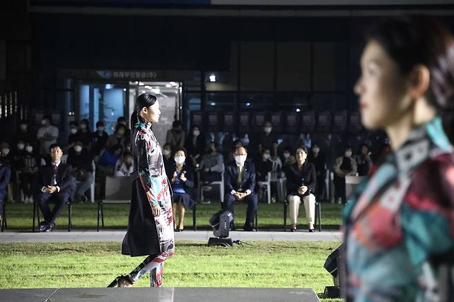 영남이공대학교 천마스퀘어 잔디광장에서 열린 세대공감 Fashion Festa에서 시니어 모델들이 런웨이를 선보이고 있다. *재판매 및 DB 금지