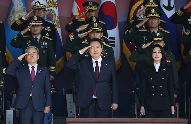 윤석열 대통령이 1일 오전 충남 계룡대 대연병장에서 열린 건군 '제74주년 국군의 날' 기념식에서 장병들의 경례에 거수경례로 답하고 있다.&nbsp; &nbsp; 연합뉴스