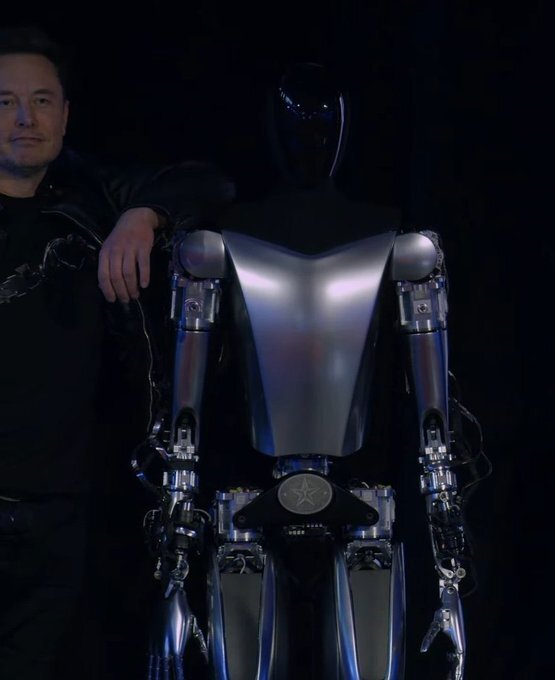 일론 머스크 테슬라 최고경영자(CEO)가 30일(현지시간) '2022 AI(인공지능) 데이' 행사에서 테슬라의 휴머노이드 로봇 초기 개발 시제품을 선보였다.일론 머스크 트위터 캡처