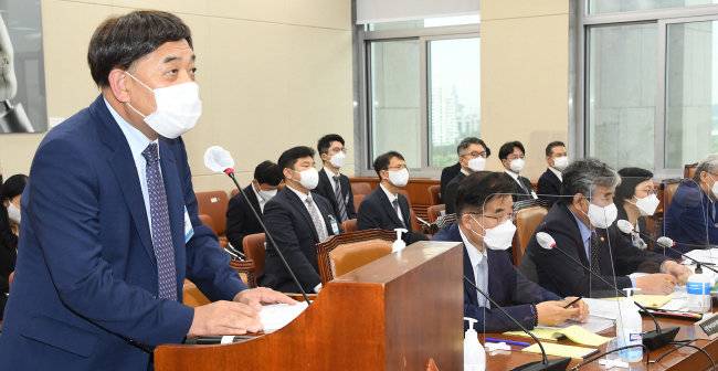 2021년 10월 5일 서울 여의도 국회에서 열린 과학기술정보방송통신위원회 2021년도 국정감사에서 이강택 TBS 사장이 증인으로 출석해 답변하고 있다. [뉴스1]