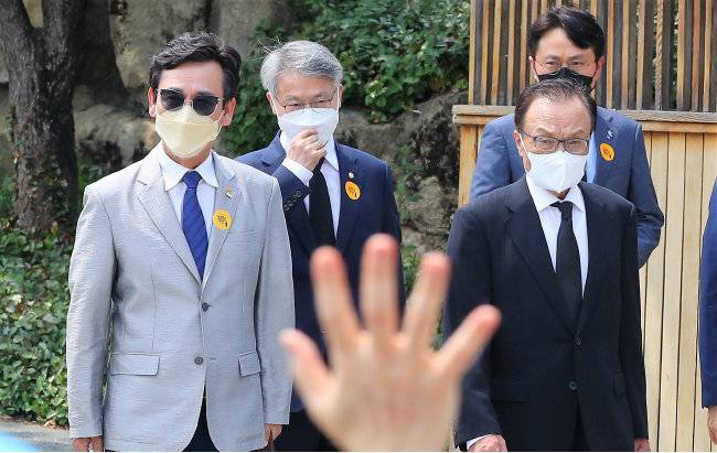 5월 23일 노무현 전 대통령 서거 13주기 공식 추도식이 열린 경남 김해시 진영읍 봉하마을에서 유시민 전 노무현재단 이사장(왼쪽), 이해찬 전 더불어민주당 대표(오른쪽)가 추도식장으로 향하고 있다. [사진공동취재단]