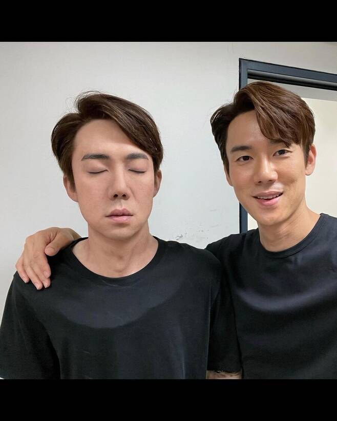 Actor Yoo Yeon-Seok leaves a certification shot with the real Dummy.Yoo Yeon-seok posted several photos on his SNS on the 1st, saying, #Narco-Saints # David Twins  #narcosaints.The photos were accompanied by Yoo Yeon-seok and Dummy, which appear to have been taken on the Netflix series Narco-Saints.Narco Saints is the English title for Narco-Saints.Dummy of Yoo Yeon-seok, which is made of props, has an amazing synchro rate that takes out the Yoo Yeon-seok from hairstyle, neck and facial expression as well as the features.In the video released together, you can check the same details not only in front but also in the side.Yoo Yeon-Seok played David in the Netflix series Narco-Saints released worldwide on September 9th.Narco-Saints is a story about a civilian who was framed by a no-nonsense drug godfather who took control of the South American nation of Narco-Saints accepting the secret mission of the NIS.In addition to Yoo Yeon-seok, Hwang Jung-min Ha Jung-woo Park Hae Soo Joo-jin appeared.