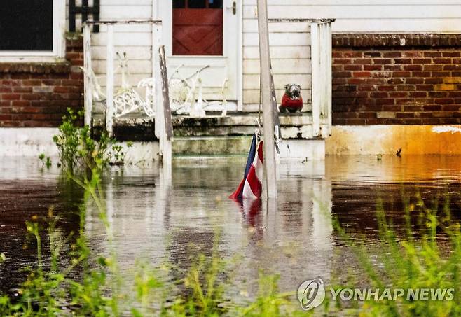 폭우에 반쯤 잠긴 성조기 (뉴스머나비치[미 플로리다주] AFP=연합뉴스) 2022년 9월 30일(현지시간) 허리케인 이언이 몰고온 폭우로 플로리다 뉴스머나비치의 한 침수된 집 앞에 미국 국기인 성조기가 물에 반정도 잠겨있다. 2022.10.1