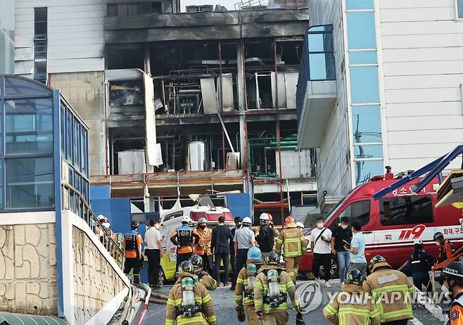 분주하게 움직이는 소방관들 (화성=연합뉴스) 홍기원 기자 = 30일 오후 폭발로 인한 화재가 발생해 1명이 숨진 경기도 화성시의 한 제약회사 공장에서 소방관들이 분주하게 움직이고 있다. 2022.9.30 xanadu@yna.co.kr