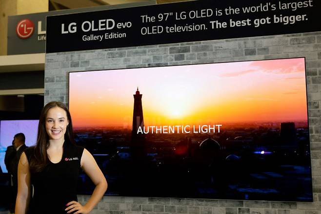LG전자 모델이 미국 댈러스에서 열린 영상가전 전시회 CEDIA 2022에서 최근 북미 시장에 출시된 97형 올레드 TV를 소개하고 있다. (사진=LG전자)