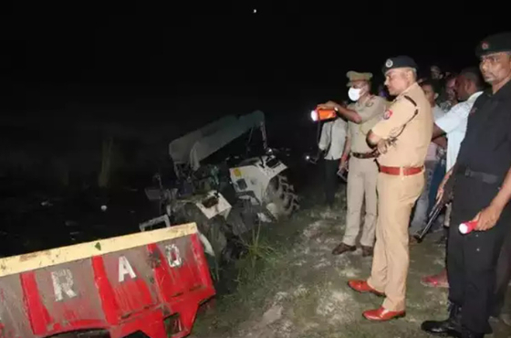 현지시간 1일 밤 인도 북부에서 힌두교 순례객을 싣고 달리던 트랙터가 연못에 빠져 27명이 숨지고 22명이 다치는 사고가 발생했다. 〈사진=타임스오브인디아 홈페이지 캡처〉