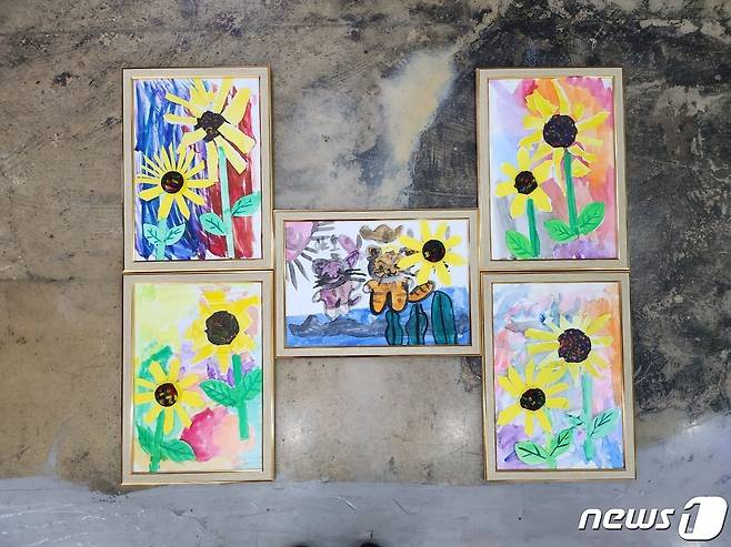 한국미술협회 충주지부 전시회장에 함께 전시되는 발달장애인의 공동 작품.(충주장애인부모회 제공)2022.10.2/뉴스1