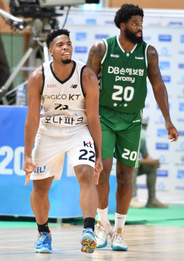 수원 KT 이제이 아노시케(왼쪽)가 2일 통영체육관에서 열린 KBL 컵대회 B조 첫 경기에서 원주 DB 드완 에르난데스 앞에서 세리머니하고 있다. 사진제공 | KBL