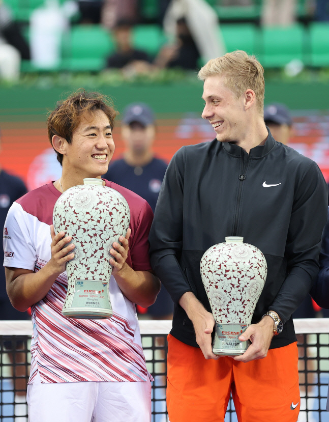데니스 샤포발로프(오른쪽)와 니시오카 요시히토가 2일 서울 올림픽공원 테니스장 센터코트에서 열린 2022 유진투자증권 ATP 투어 코리아오픈 단식 결승 뒤 시상식에서 마주보며 웃고 있다. 연합뉴스
