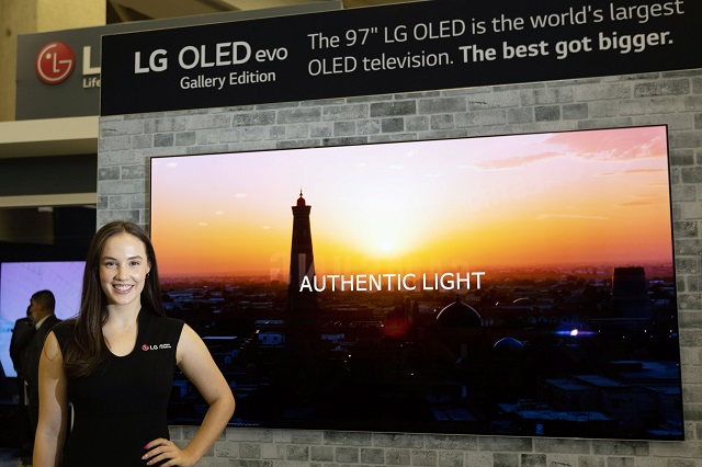 LG전자는 미국 텍사스주 댈러스에서 지난달 29일부터 사흘간 열린 영상가전 전시회 CEDIA Expo 2022에 참가해 세계 최대 올레드 TV인 97형 올레드 에보 갤러리에디션을 공개했다. /LG전자 제공