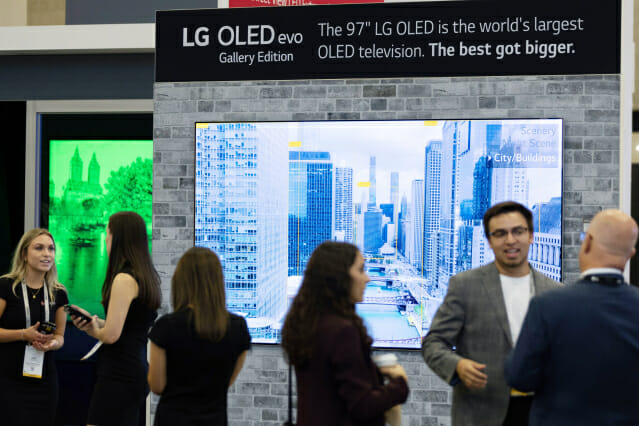 LG전자가 미국 댈러스에서 열린 영상가전 전시회 CEDIA 2022에 참가해 혁신 TV 신제품을 대거 소개했다. 관람객들이 최근 북미 시장에 출시된 97형 올레드 TV를 살펴보고 있다. (사진=LG전자)