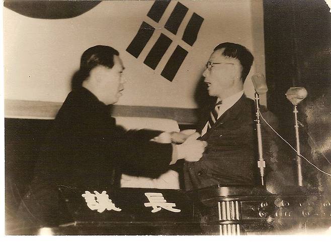 1954년 11월 29일 '사사오입 개헌' 당시 민주당 이철승(왼쪽) 의원이 최순주 국회부의장의 멱살을 잡고 항의하고 있다. /KBS