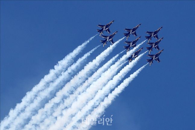 2021 서울 국제항공우주 및 방위산업 전시회(ADEX)가 열린 지난해 10월 22일 오후 경기도 성남 서울공항 상공에서 공군 특수비행팀 '블랙이글스' 편대가 축하공연 비행을 하고 있다.ⓒ데일리안 홍금표 기자