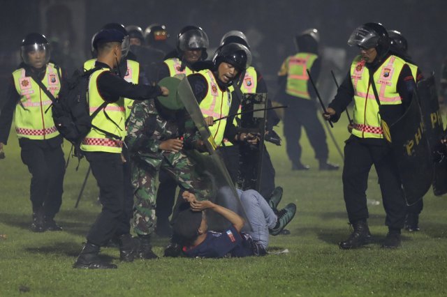 보안 요원들과 진압 경찰들이 경기장에 난입한 극성 팬을 진압하고 있다. AP 뉴시스
