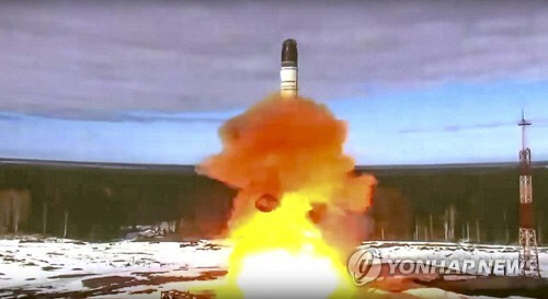 러시아 연방우주공사가 공개한 대륙간탄도미사일(ICBM) 발사 장면[AP 연합뉴스 자료사진]