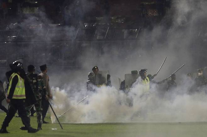 1일(현지시각) 인도네시아 자바 축구경기장에서 발생한 폭동으로 최소 127명이 사망했다. 경찰들이 폭동이 발생한 칸주루한 경기장에서 최루탄을 쏘고 있다. 자바/AP 연합뉴스