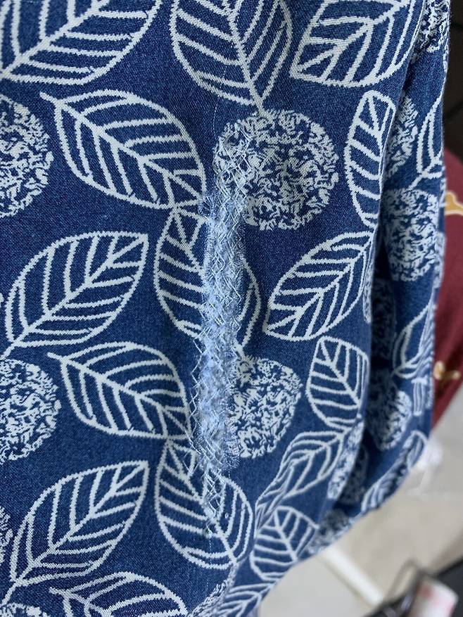 재봉틀로 수선한 찢어진 옷. 구둘래 기자