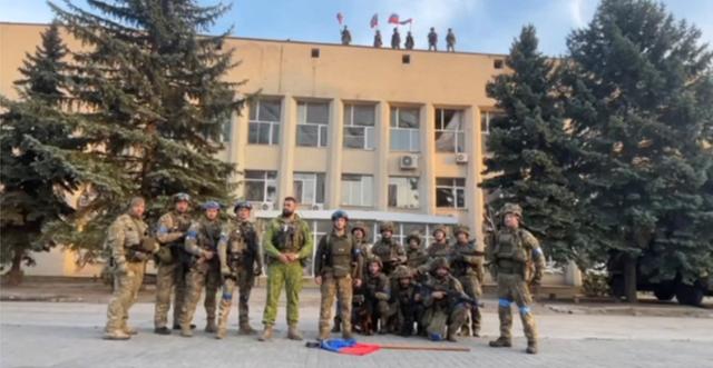 1일 우크라이나 군인들이 도네츠크주 리만 시청 앞에서 리만 탈환 성명을 발표하고 있다. 리만=로이터 연합뉴스