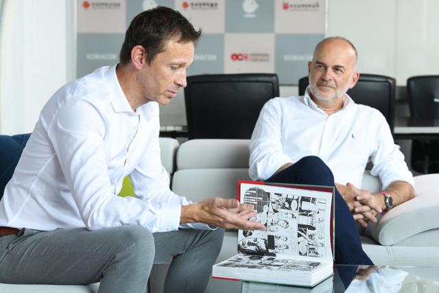 디디에 알칸트(왼쪽)와 로랑프레데릭 볼레가 지난달 30일 자신들의 '원자폭탄' 책을 기자에게 펼쳐 보이며 작품 구성 방식을 설명하고 있다. 부천=김영원 인턴기자
