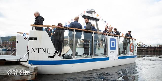 노르웨이 과학기술대(NTNU) 연구진이 개발한 초소형 여객선에 승객들이 올라가 있다. 이 여객선에는 최대 20명이 탈 수 있다. 전기 동력을 사용하고, 승무원 없이 자율 운항도 할 수 있다. NTNU 제공