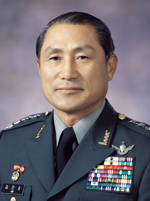 학군장교(ROTC) 최초의 합동참모본부 의장을 지낸 김진호 예비역 육군 대장의 봉안식이 2일 서울국립현충원에서 엄수됐다. 합참