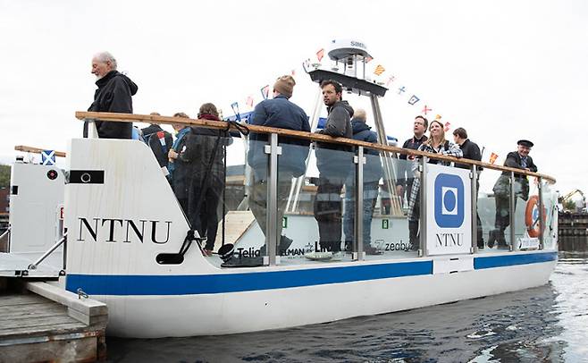 노르웨이 과학기술대(NTNU) 연구진이 개발한 초소형 여객선에 승객들이 올라가 있다. 이 여객선에는 최대 20명이 탈 수 있다. 배터리에서 동력을 얻고, 자율운항도 할 수 있다. NTNU 제공