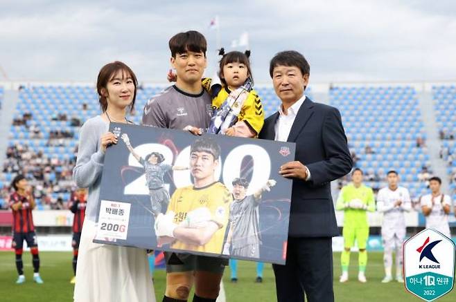 수원FC 200경기 출장을 기념해 기념 사진을 찍은 박배종(왼쪽서 2번째).   한국프로축구연맹