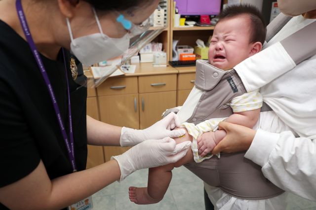 독감 무료 예방접종이 시작된 지난달 21일 광주 북구 미래아동병원에서 아기가 독감 주사를 맞은 뒤 울음을 터트리고 있다. 연합뉴스