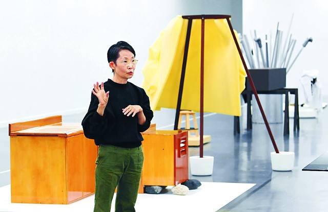 정서영 작가가 지난달 25일 자신의 개인전이 열리고 있는 서울 중구 서울시립미술관 서소문 본관 전시장에서 작품에 대해 설명하고 있다. 정 작가는 우리 사회의 성격이 녹아있는 일상의 사물과 재료에 흥미를 느끼고 이를 조각의 세계로 끌어들이는 작업을 해왔다. 권현구 기자