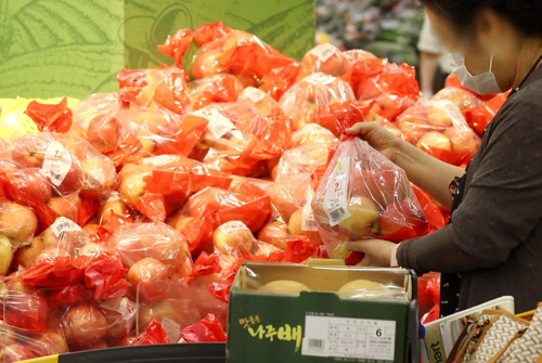 밥상 물가 부담으로 '못난이 농산물'을 구매하는 소비자가 늘고 있다. 사진은 이달 초 서울의 한 대형마트에서 장을 보는 시민의 모습. [사진 출처 = 연합뉴스]