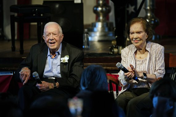 전직 미국 대통령 중 최고령인 지미 카터(왼쪽) 전 대통령과 부인 로잘린 여사가 지난해 7월 10일 고향인 조지아주 플레인스에서 결혼 75주년 기념식을 하고 있다. [사진 출처 = 연합뉴스]