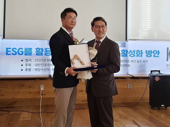 제주도의회 김황국 의원(좌), 스포츠 관광 정책 발전 기여 공로상 수상.