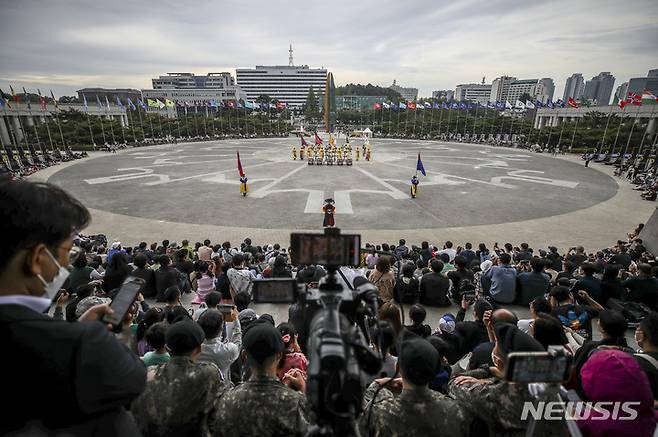 [서울=뉴시스] 정병혁 기자 = 2일 오후 서울 용산구 전쟁기념관 평화의광장에서 열린 국민과 함께하는 K-밀리터리 페스티벌에서 국군 군악대원들이 공연을 선보이고 있다. 2022.10.02. jhope@newsis.com