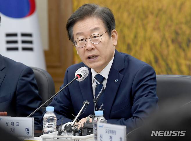 [무안=뉴시스] 김혜인 기자=지난달 30일 이재명 더불어민주당 대표가 전남 무안군 전남도청 9층 서재필실에서 열린 최고위원회의에서 발언하고 있다. 2022.09.30.hyein0342@newsis.com