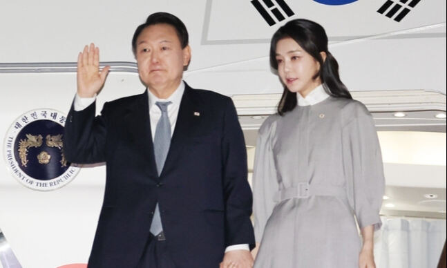지난 9월 24일 윤석열 대통령과 김건희 여사가 영국·미국·캐나다 순방을 마치고 성남 서울공항에 도착해 인사하고 있다. 연합뉴스