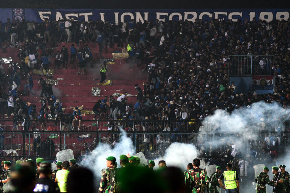 <yonhap photo-2373=“”> This pictu</yonhap> - This picture taken on October 1, 2022 shows security personnel (lower) on the pitch at Kanjuruhan stadium in Malang, East Java. - At least 127 people died at a football stadium in Indonesia late on October 1 when fans invaded the pitch and police responded with tear gas, triggering a stampede, officials said. AFP 연합뉴스