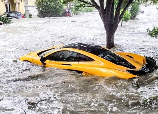 차고에서 떠내려와 침수된 맥라렌 P1. SNS 캡처