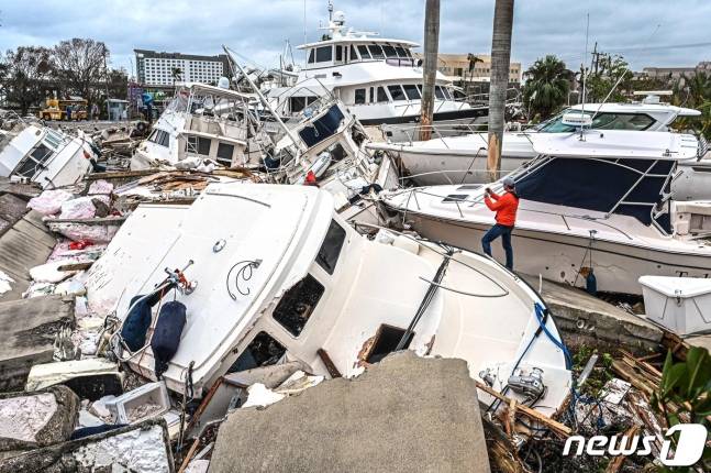 초대형 허리케인 이언이 휩쓸고 간 플로리다주 포트 마이어스에서 못 쓰게 된 보트 더미가 보인다. AFP 뉴스1