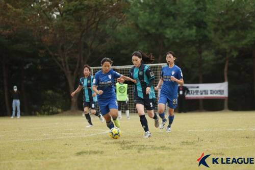 K리그2(2부) 안산 그리너스 여자축구팀은 2일 천안 재능교육연수원에서 막을 내린 ‘2022 K리그 여자 풋살대회 퀸컵‘을 3위로 마쳤다. 팀 창단 첫 해 일궈낸 원동력으로 ‘고문‘ 역할을 자처한 김길식 신임단장, 감독으로 나선 이제영 마케팅팀 대리, 선수로 뛴 김주희 마케팅팀 사원 등 프런트들의 노력과 선수들의 열정이 합을 이룬 점이 지목된다. 이날 수원 삼성과 4강전을 치르는 안산 선수들. 사진제공 I 한국프로축구연맹