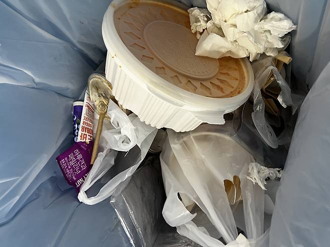 캠퍼스 내 쓰레기통에는 음식물과 재활용, 일반쓰레기가 한 데 모아 버려져 있었다. [촬영 박주하. 재판매 및 DB 금지]