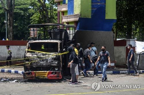 인도네시아 동부 자바주 축구장 인근에서 관중의 공격으로 불탄 차량. [EPA 연합뉴스 자료사진. 재판매 및 DB 금지]