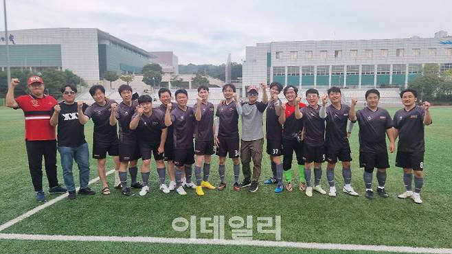 이데일리FC 선수들과 관계자들이 1일 고양시 덕양구 어울림누리 별무리 경기장에서 열린 한국기자협회 서울지역 축구대회에서 3위를 확정짓고 파이팅을 외치고 있다. (왼쪽부터)이승현 감독, 정병묵 지회장, 이준우·권상민·김형환·김관용·전재욱·이용성·김영환 기자, 이성재 편집국장, 최정훈·이영훈·서대웅·정두리·박정수·함지현 기자.