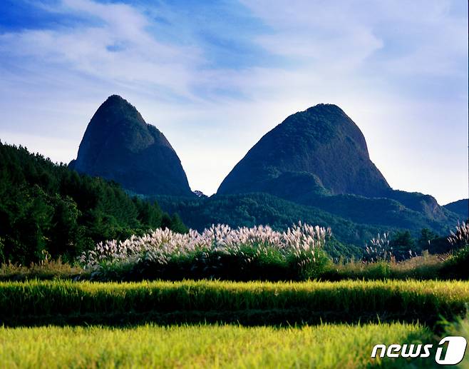 1일 전북 진안군에 소재한 마이산이 맑은 가을 날씨에 자태를 뽐내고 있다.(진안군제공)2022.10.2/뉴스1